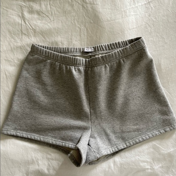 Aritzia TNA Cozy Fleece Perfect Sweatshort in Size M Heathered Dover Grey - Picture 1 of 1